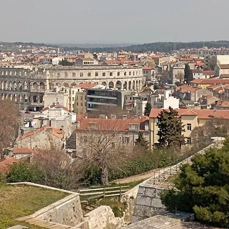 Loft Bed With Free Parking, 2 Bikes! Self Check In, Wi-fi, Ac Appartement Pula