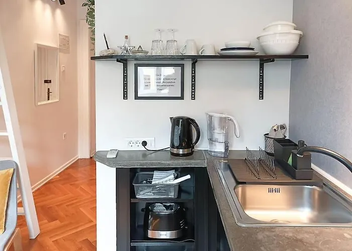 Loft Bed With Free Parking, 2 Bikes! Self Check In, Wi-fi, Ac Apartmán *