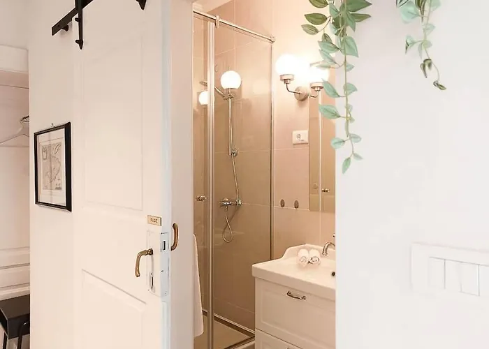 Апартаменты Loft Bed With Free Parking, 2 Bikes! Self Check In, Wi-fi, Ac Пула