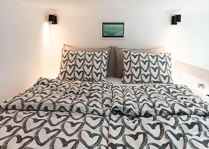 Апартаменты Loft Bed With Free Parking, 2 Bikes! Self Check In, Wi-fi, Ac Пула