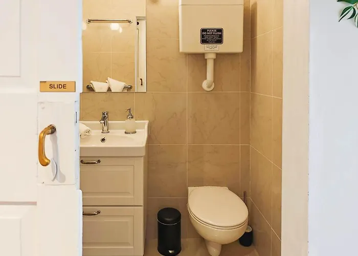 Loft Bed With Free Parking, 2 Bikes! Self Check In, Wi-fi, Ac Апартаменты *