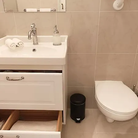 Loft Bed With Free Parking, 2 Bikes! Self Check In, Wi-fi, Ac 아파트 *