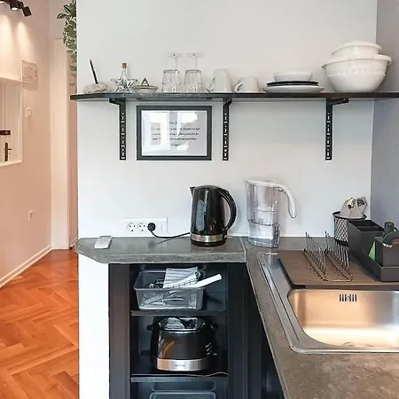 Loft Bed With Free Parking, 2 Bikes! Self Check In, Wi-fi, Ac 아파트 *