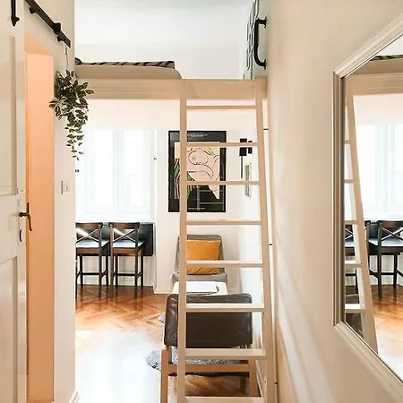 Loft Bed With Free Parking, 2 Bikes! Self Check In, Wi-fi, Ac *