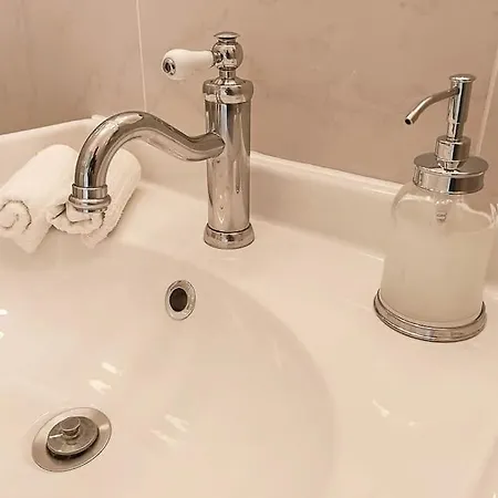 Loft Bed With Free Parking, 2 Bikes! Self Check In, Wi-fi, Ac 아파트 *