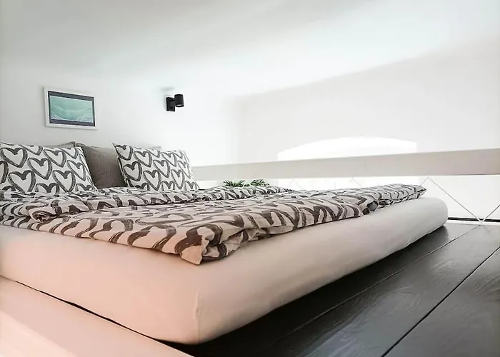 Loft Bed With Free Parking, 2 Bikes! Self Check In, Wi-fi, Ac * Pula