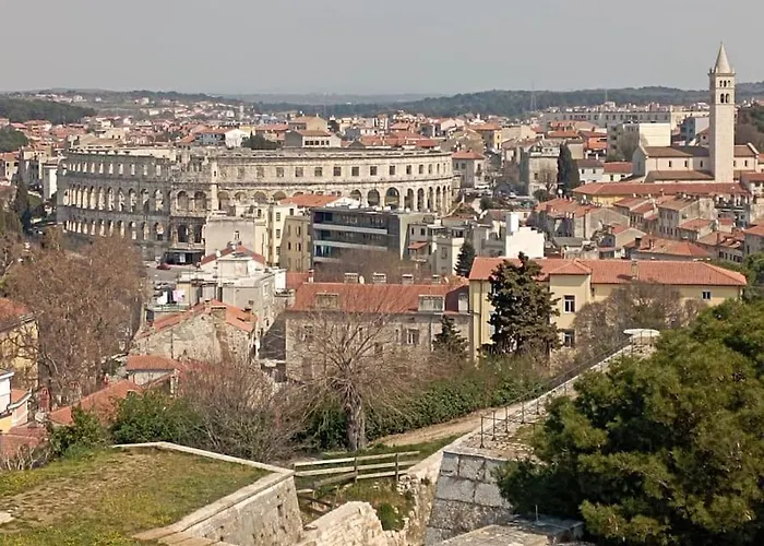 Loft Bed With Free Parking, 2 Bikes! Self Check In, Wi-fi, Ac Lejlighed Pula