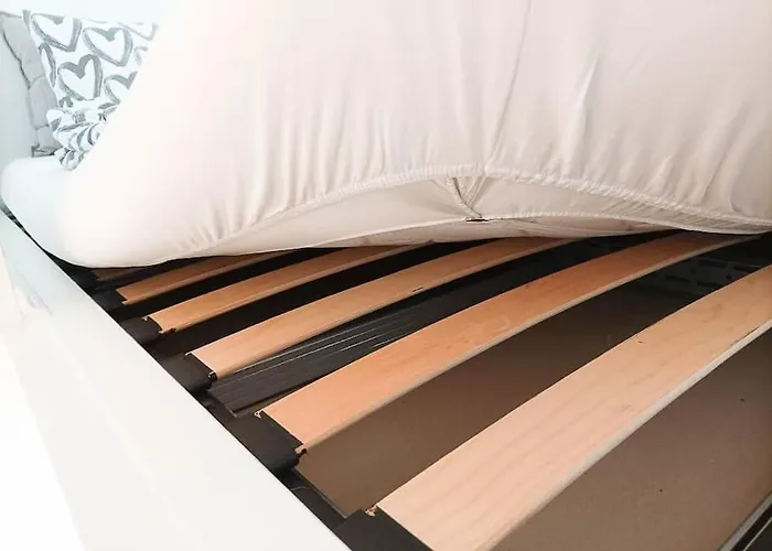 Loft Bed With Free Parking, 2 Bikes! Self Check In, Wi-fi, Ac *