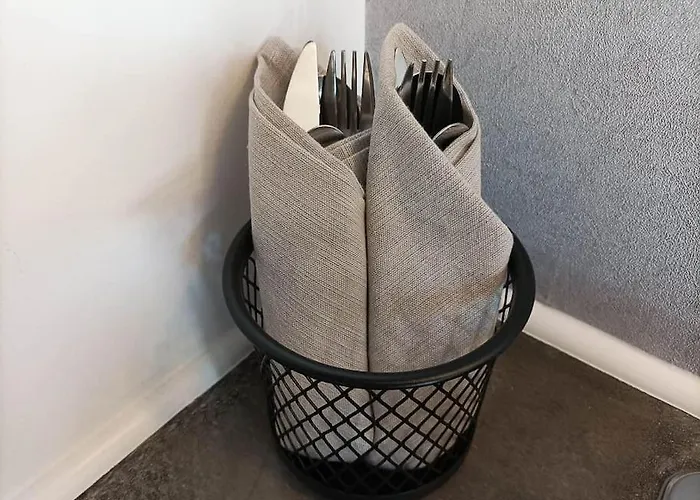 Loft Bed With Free Parking, 2 Bikes! Self Check In, Wi-fi, Ac *