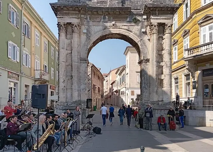 Loft Bed With Free Parking, 2 Bikes! Self Check In, Wi-fi, Ac Lejlighed