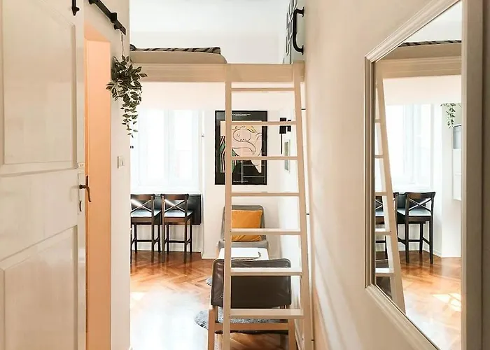 Loft Bed With Free Parking, 2 Bikes! Self Check In, Wi-fi, Ac *