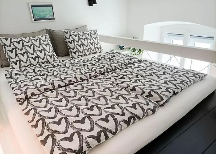 Loft Bed With Free Parking, 2 Bikes! Self Check In, Wi-fi, Ac * Pula