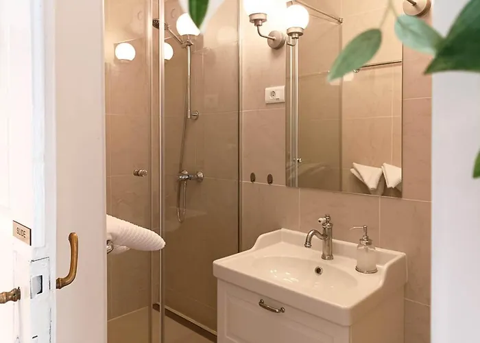 Loft Bed With Free Parking, 2 Bikes! Self Check In, Wi-fi, Ac