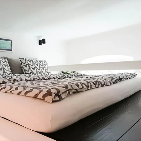 Loft Bed With Free Parking, 2 Bikes! Self Check In, Wi-fi, Ac * Pula