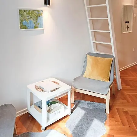 Апартаменты Loft Bed With Free Parking, 2 Bikes! Self Check In, Wi-fi, Ac