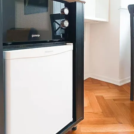 Loft Bed With Free Parking, 2 Bikes! Self Check In, Wi-fi, Ac