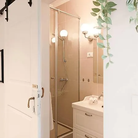 Апартаменты Loft Bed With Free Parking, 2 Bikes! Self Check In, Wi-fi, Ac Пула