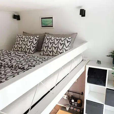 Апартаменты Loft Bed With Free Parking, 2 Bikes! Self Check In, Wi-fi, Ac Пула