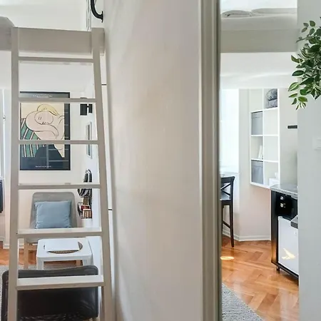 Loft Bed With Free Parking, 2 Bikes! Self Check In, Wi-fi, Ac Пула