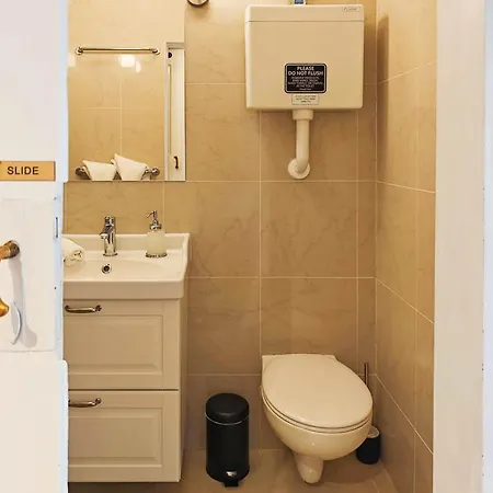 Loft Bed With Free Parking, 2 Bikes! Self Check In, Wi-fi, Ac Daire *
