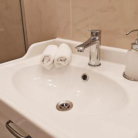 Апартаменты Loft Bed With Free Parking, 2 Bikes! Self Check In, Wi-fi, Ac Пула