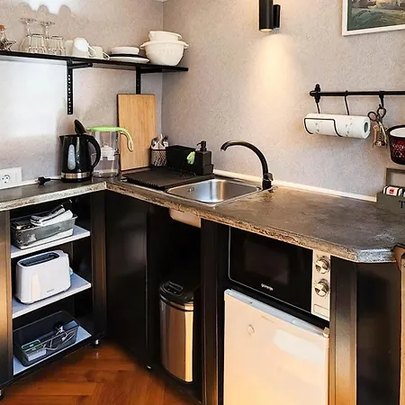 Loft Bed With Free Parking, 2 Bikes! Self Check In, Wi-fi, Ac