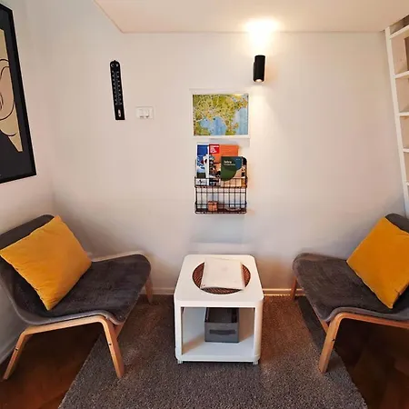 Loft Bed With Free Parking, 2 Bikes! Self Check In, Wi-fi, Ac