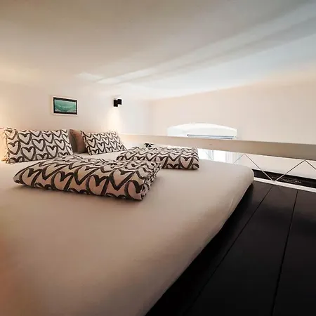 Апартаменты Loft Bed With Free Parking, 2 Bikes! Self Check In, Wi-fi, Ac *