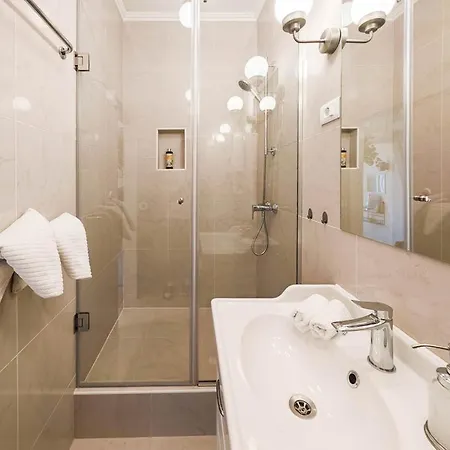 Апартаменты Loft Bed With Free Parking, 2 Bikes! Self Check In, Wi-fi, Ac *
