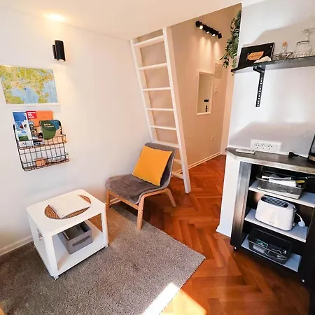 Апартаменты Loft Bed With Free Parking, 2 Bikes! Self Check In, Wi-fi, Ac Пула