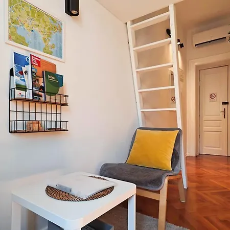 Апартаменты Loft Bed With Free Parking, 2 Bikes! Self Check In, Wi-fi, Ac Пула
