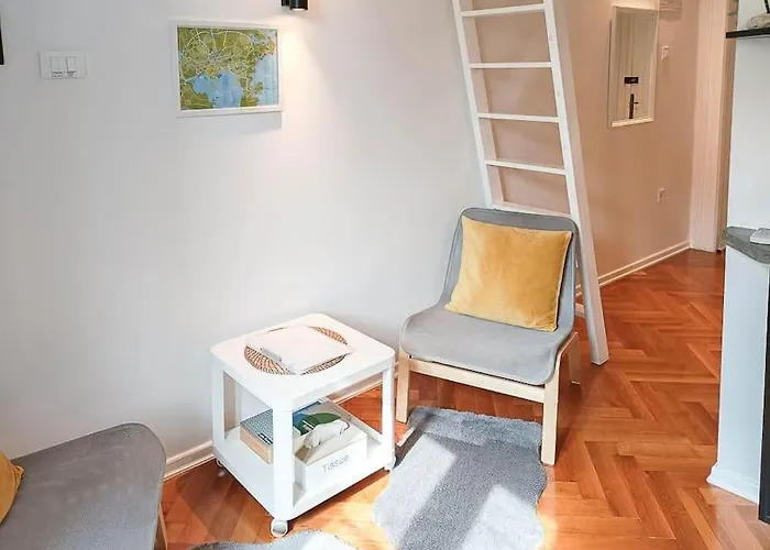 Daire Loft Bed With Free Parking, 2 Bikes! Self Check In, Wi-fi, Ac