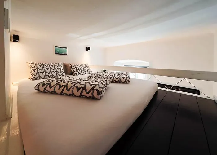 Daire Loft Bed With Free Parking, 2 Bikes! Self Check In, Wi-fi, Ac *