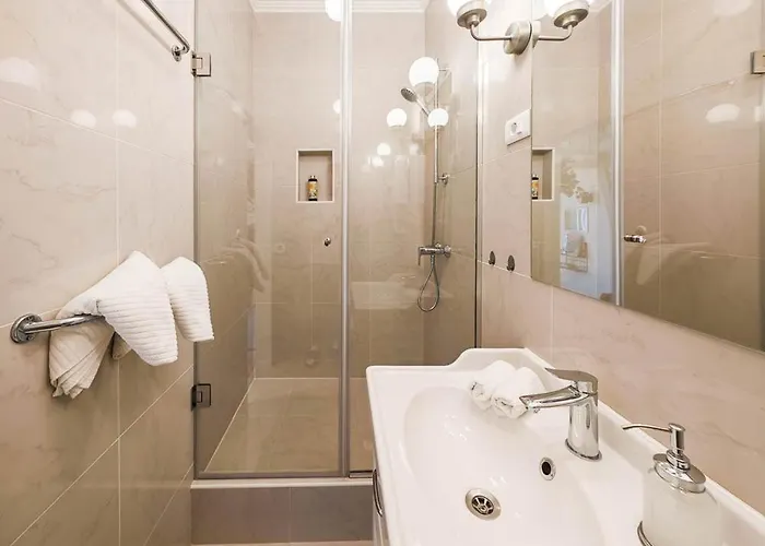 Daire Loft Bed With Free Parking, 2 Bikes! Self Check In, Wi-fi, Ac *